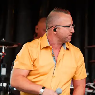 Crowd dancing at a Butta bei de Fische show